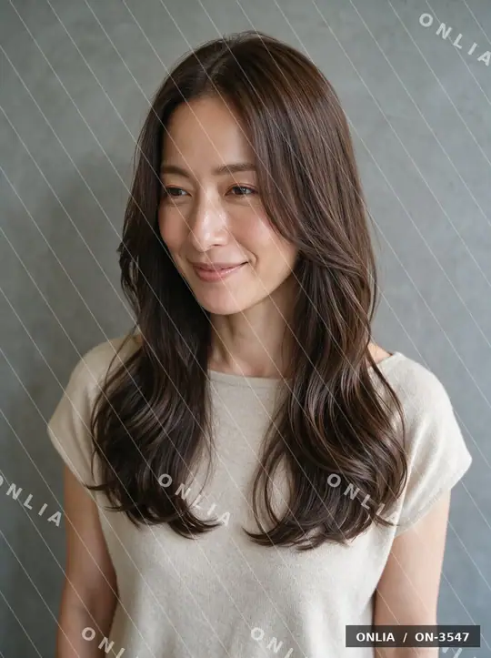 ブラウン ゆるウェーブミディアムのヘアスタイル写真（AIで作った架空の人物）