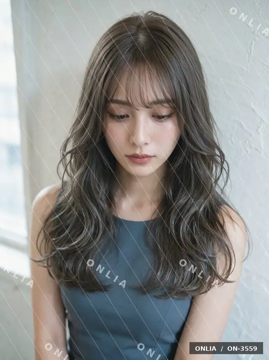 アッシュブラウン Sカールミディアムのヘアスタイル写真（AIで作った架空の人物）