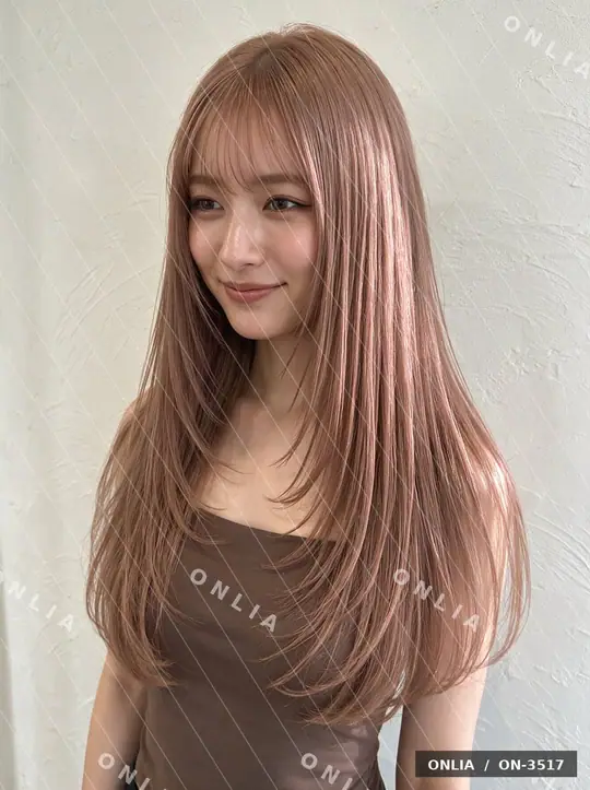 ピンクベージュ 外ハネロングのヘアスタイル写真（AIで作った架空の人物）