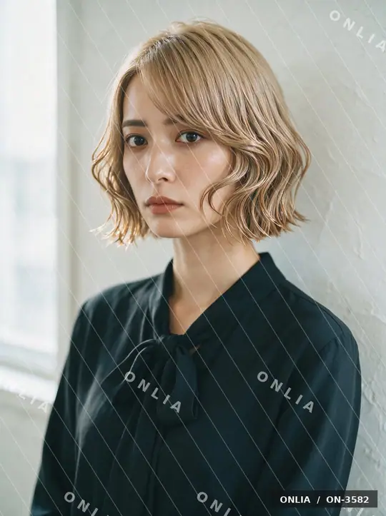 ミルクティーベージュ Sカールショートのヘアスタイル写真（AIで作った架空の人物）