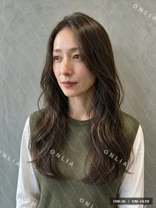 グレージュ ゆるウェーブセミロングのヘアスタイル写真（AIで作った架空の人物）